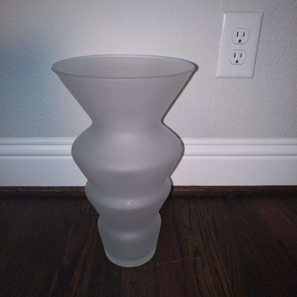 BRAND NEW FROSTED WHITE PROGRESSIVE STEPPED CURVES-SHAPED VASE